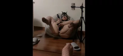 被主人指挥自慰给大家欣赏